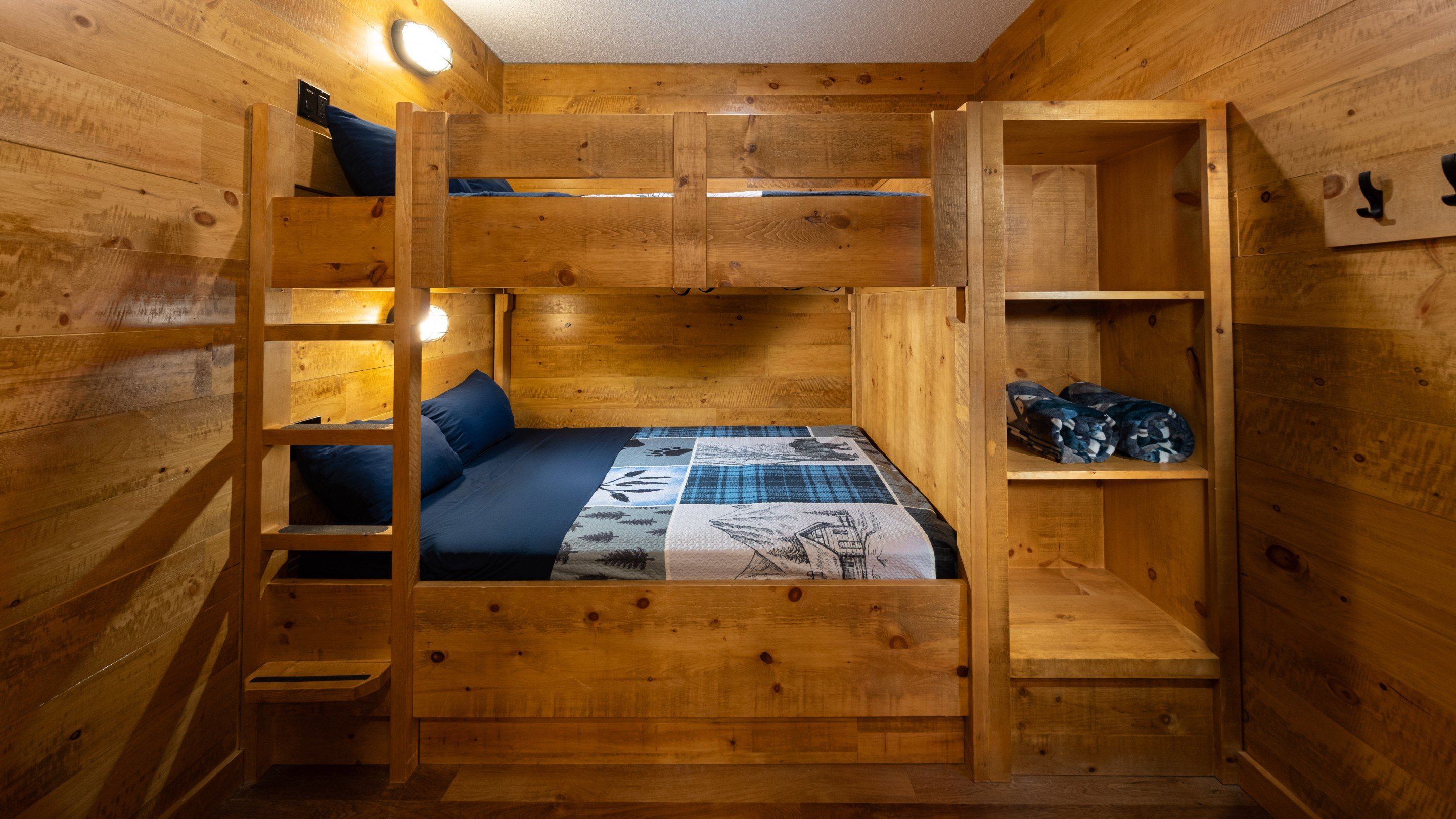 gwl-niagara-queen-cabin-suite-bunkbeds.jpg