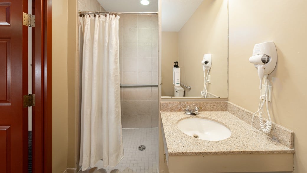 Accessible Bath in Queen Sofa Suite Acc (Patio)