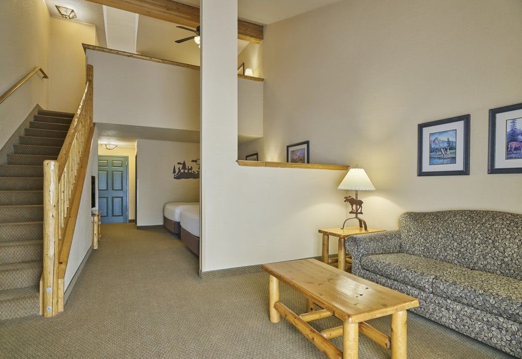 The sofa and beds in the Loft Fireplace Suite(balcony/patio)