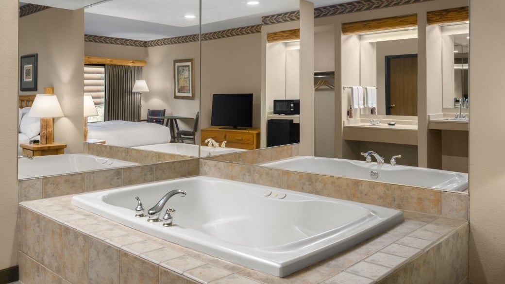 King bed and whirlpool in the Junior Whirlpool Suite