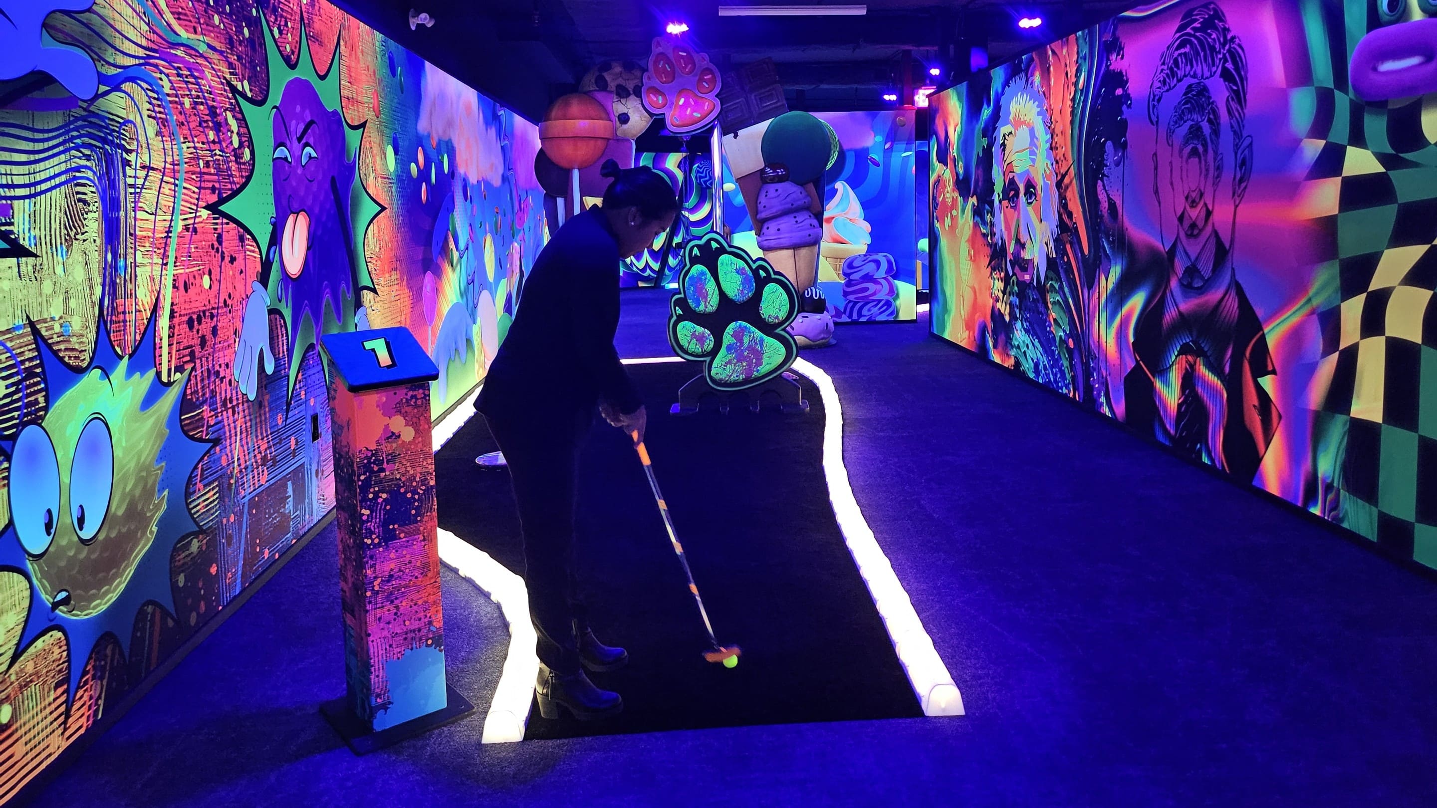 Neon colored walls in mini golf course