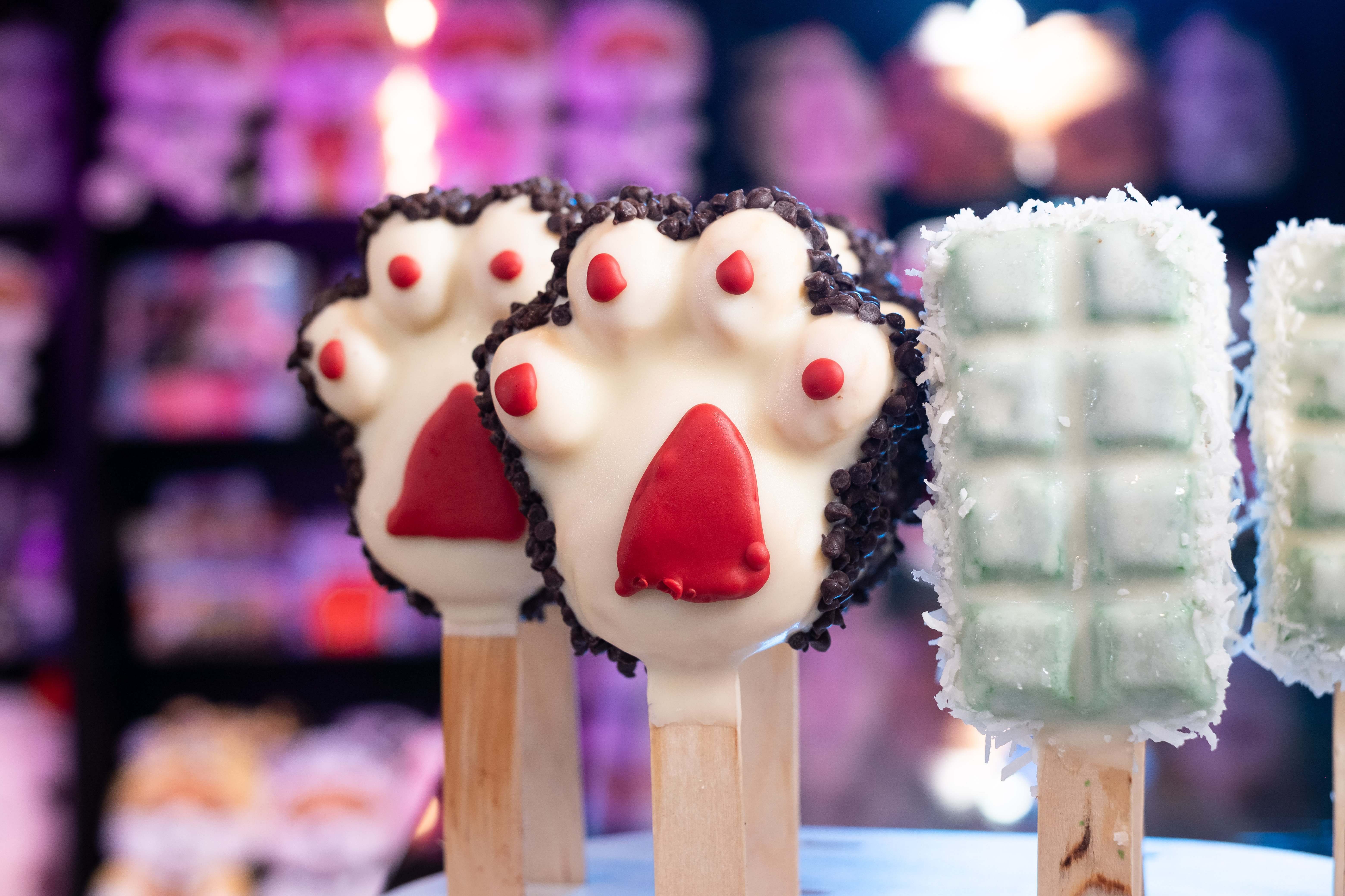 sweets in the shape of wolf paw