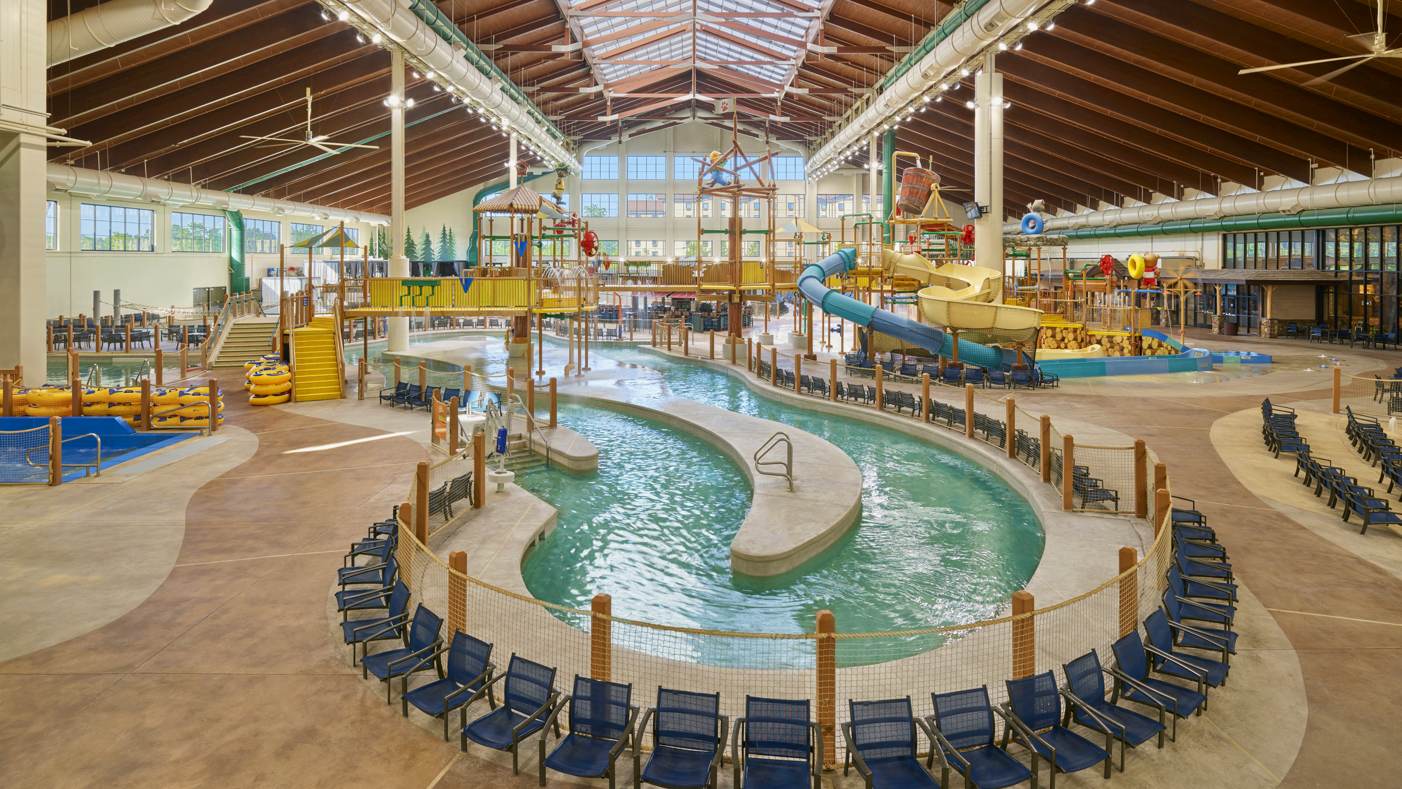 wide shot of bend portion of lazy river