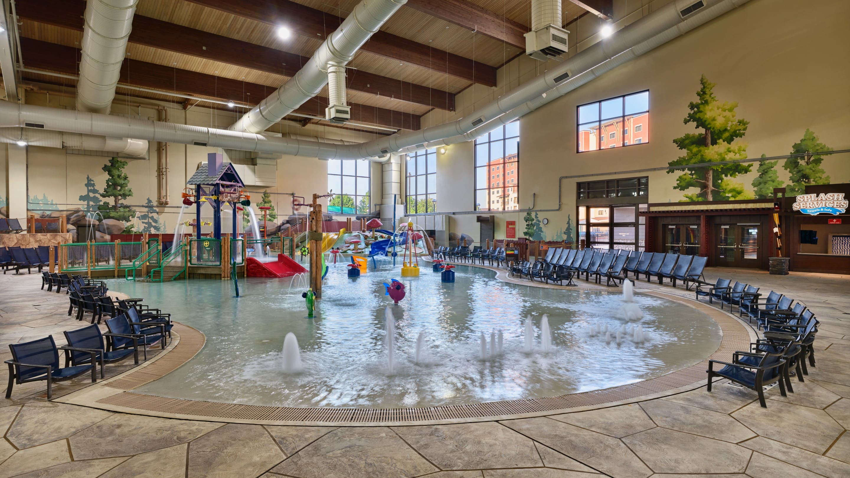 Kiddie splash pad with slides