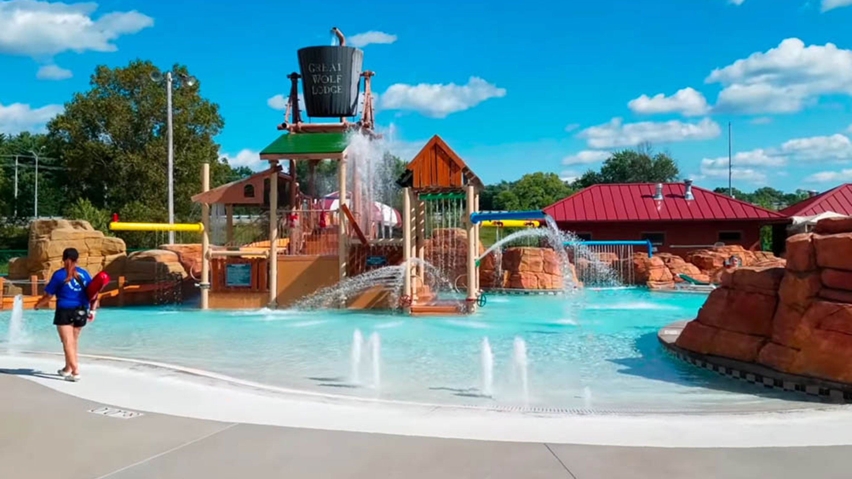 outdoor waterpark tree fort in wisconsin dells
